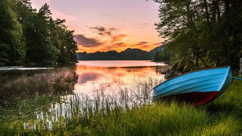  Niebiańska Łódka - Podróż przez Chmury i Refleksje nad Ludzką Naturą?